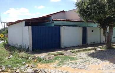 Imagem: A casa possui 4 Dormitórios, 2 Banheiros, 2 Vagas na garagem