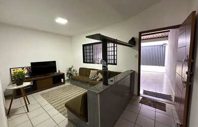 Imagem: A casa possui 3 Dormitórios, 2 Banheiros, 2 Vagas na garagem