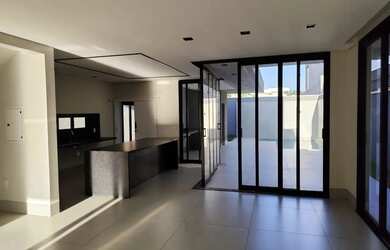 Imagem: A casa em condomínio possui 3 Dormitórios, 4 Banheiros, 2