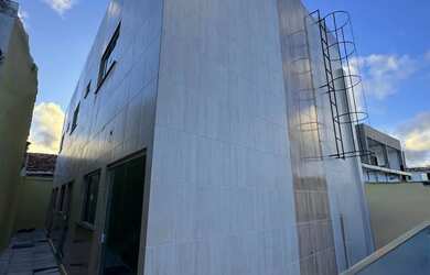 Imagem: A casa possui 2 Dormitórios, 3 Banheiros, 1 Vaga na garagem