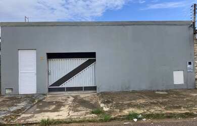 Imagem: A casa possui 2 Dormitórios, 2 Banheiros, 3 Vagas na garagem