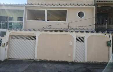 Imagem: A casa possui 3 Dormitórios, 2 Banheiros, 2 Vagas na garagem