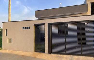 Imagem: A casa possui 3 Dormitórios, 1 Banheiro, 2 Vagas na garagem