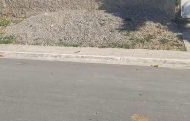 Imagem: A casa possui 3 Dormitórios, 2 Banheiros, 1 Vaga na garagem