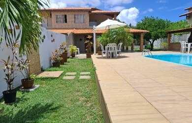 Imagem: A casa possui 4 Dormitórios, Acomodam 20 pessoas, 5 Vagas na