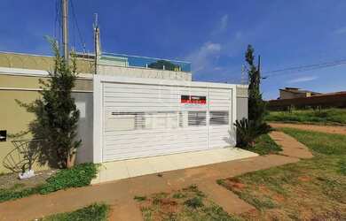 Imagem: A casa possui 1 Dormitório, 2 Banheiros, 2 Vagas na garagem