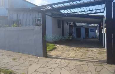 Imagem: A casa possui 3 Dormitórios, 1 Banheiro, 4 Vagas na garagem