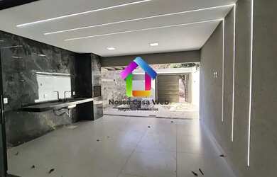 Imagem: A casa possui 3 Dormitórios, 2 Banheiros, 2 Vagas na garagem