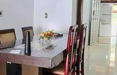 Imagem: A casa possui 3 Dormitórios, 2 Banheiros, 2 Vagas na garagem