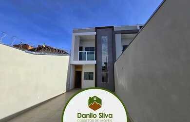 Imagem: A casa possui 4 Dormitórios, 3 Banheiros, 2 Vagas na garagem