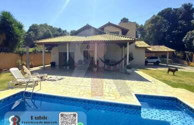 Imagem: A casa possui 3 Dormitórios, 4 Banheiros, 5 Vagas na garagem