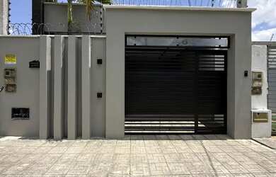 Imagem: A casa possui 3 Dormitórios, 2 Banheiros, 2 Vagas na garagem