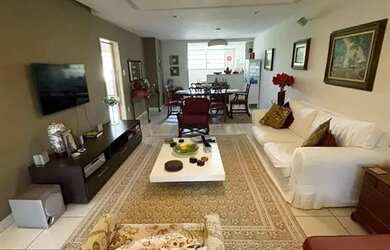 Imagem: A casa possui 5 Dormitórios, 3 Banheiros, 2 Vagas na garagem