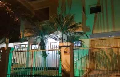 Imagem: A casa possui 3 Dormitórios, 2 Banheiros, 3 Vagas na garagem