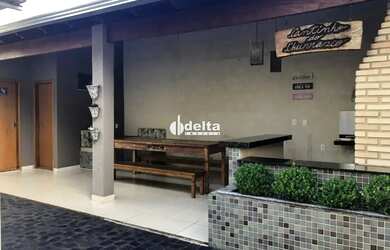 Imagem: A casa possui 4 Dormitórios, 3 Banheiros, 2 Vagas na garagem