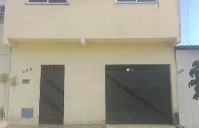 Imagem: A casa possui 3 Dormitórios, 2 Banheiros, 1 Vaga na garagem