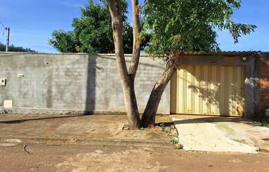 Imagem: A casa possui 2 Dormitórios, 2 Banheiros, 3 Vagas na garagem