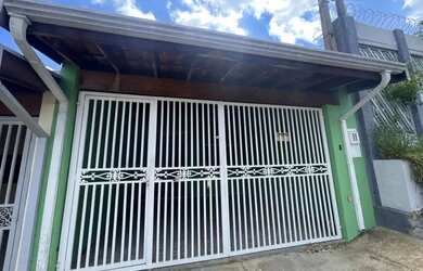 Imagem: A casa possui 3 Dormitórios, 2 Banheiros, 2 Vagas na garagem