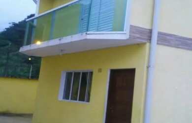 Imagem: A casa possui 2 Dormitórios, 2 Banheiros, 2 Vagas na garagem