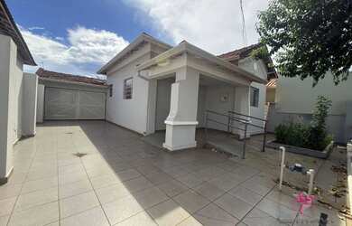 Imagem: A casa possui 3 Dormitórios, 2 Banheiros, 165m² de Área e