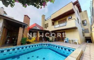 Imagem: A casa possui 4 Dormitórios, 3 Banheiros, 3 Vagas na garagem