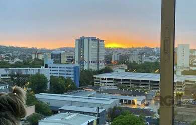 Imagem: O apartamento possui 1 Dormitório, 1 Banheiro, 1 Vaga na garagem