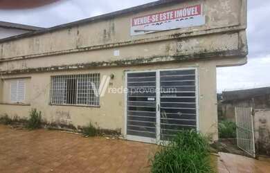 Imagem: A casa possui 2 Dormitórios, 1 Banheiro, 2 Vagas na garagem