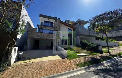 Imagem: A casa em condomínio possui 4 Dormitórios, 5 Banheiros, 4