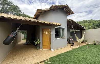 Imagem: A casa possui 3 Dormitórios, 3 Banheiros, 5 Vagas na garagem