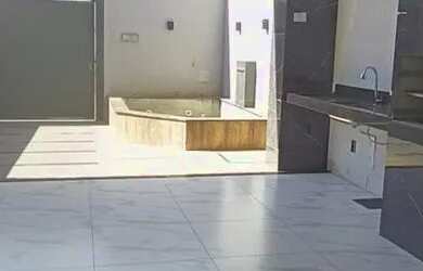 Imagem: A casa possui 3 Dormitórios, 4 Banheiros, 3 Vagas na garagem