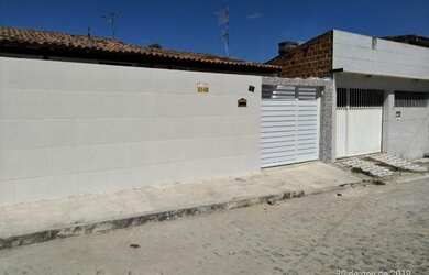 Imagem: A casa possui 3 Dormitórios, 1 Banheiro, 2 Vagas na garagem