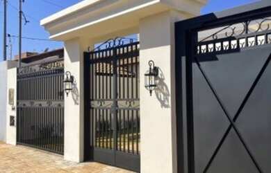 Imagem: A casa possui 3 Dormitórios, 2 Banheiros, 206m² de Área e