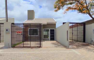 Imagem: A casa possui 3 Dormitórios, 1 Banheiro, 2 Vagas na garagem