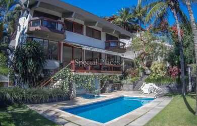 Imagem: A casa em condomínio possui 5 Dormitórios, 5 Banheiros, 5