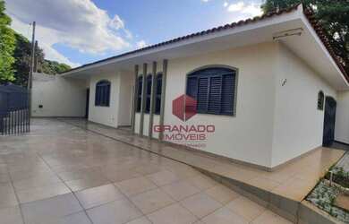 Imagem: A casa possui 2 Dormitórios, 2 Banheiros, 4 Vagas na garagem