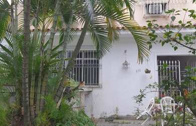 Imagem: A casa possui 4 Dormitórios, 3 Banheiros, 2 Vagas na garagem