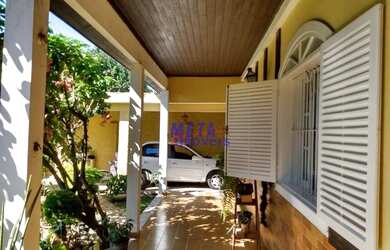 Imagem: A casa possui 4 Dormitórios, 2 Banheiros, 4 Vagas na garagem