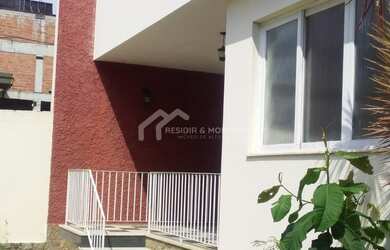 Imagem: A casa possui 4 Dormitórios, 3 Banheiros, 360m² de Área e