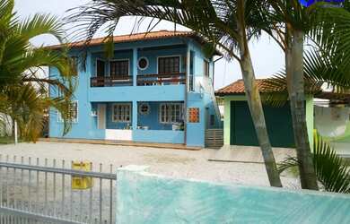 Imagem: A casa possui 5 Dormitórios, 3 Banheiros, 2 Vagas na garagem