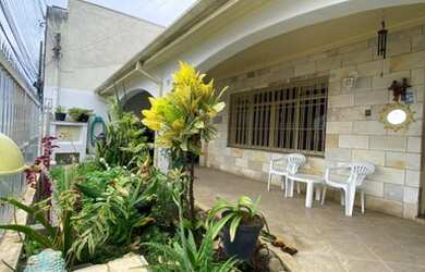 Imagem: A casa possui 4 Dormitórios, 5 Banheiros, 2 Vagas na garagem