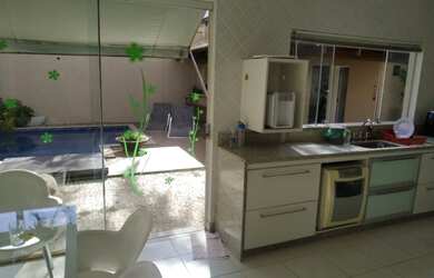 Imagem: A casa em condomínio possui 4 Dormitórios, 5 Banheiros, 2