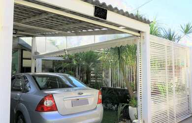 Imagem: A casa possui 3 Dormitórios, 2 Banheiros, 4 Vagas na garagem