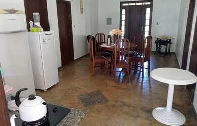 Imagem: A casa possui 4 Dormitórios, 1 Banheiro, 5 Vagas na garagem