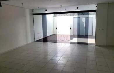 Imagem: O depósito possui 4 Vagas na garagem, 379m² de Área e está