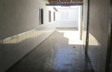 Imagem: A casa possui 4 Dormitórios, 2 Vagas na garagem e está localizado