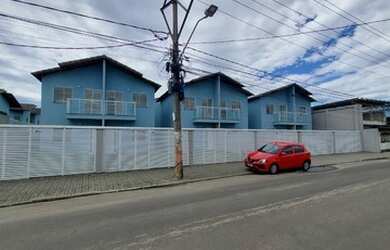 Imagem: A casa possui 2 Dormitórios, 2 Banheiros, 2 Vagas na garagem