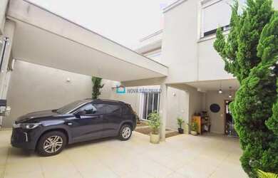 Imagem: A casa possui 4 Dormitórios, 5 Banheiros, 4 Vagas na garagem