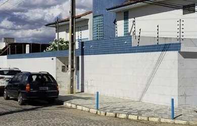 Imagem: A casa possui 5 Dormitórios, 3 Banheiros, 5 Vagas na garagem