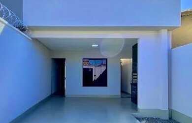 Imagem: A casa possui 2 Dormitórios, 2 Banheiros, 2 Vagas na garagem