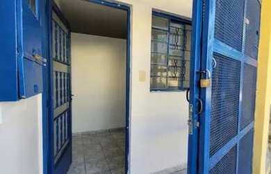 Imagem: A casa possui 1 Dormitório, 1 Banheiro, 1 Vaga na garagem